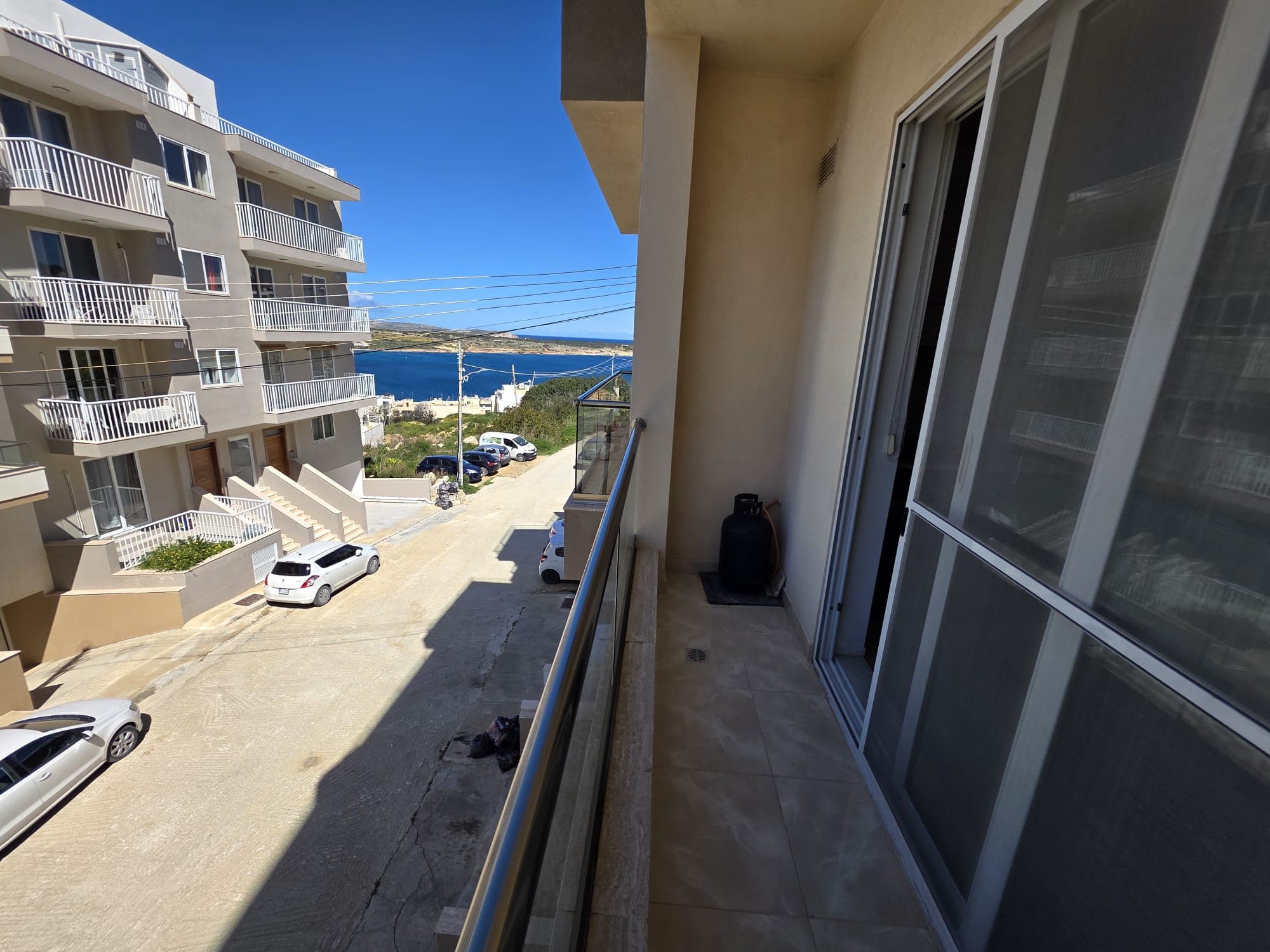 2 bedrooms / 2 bathrooms