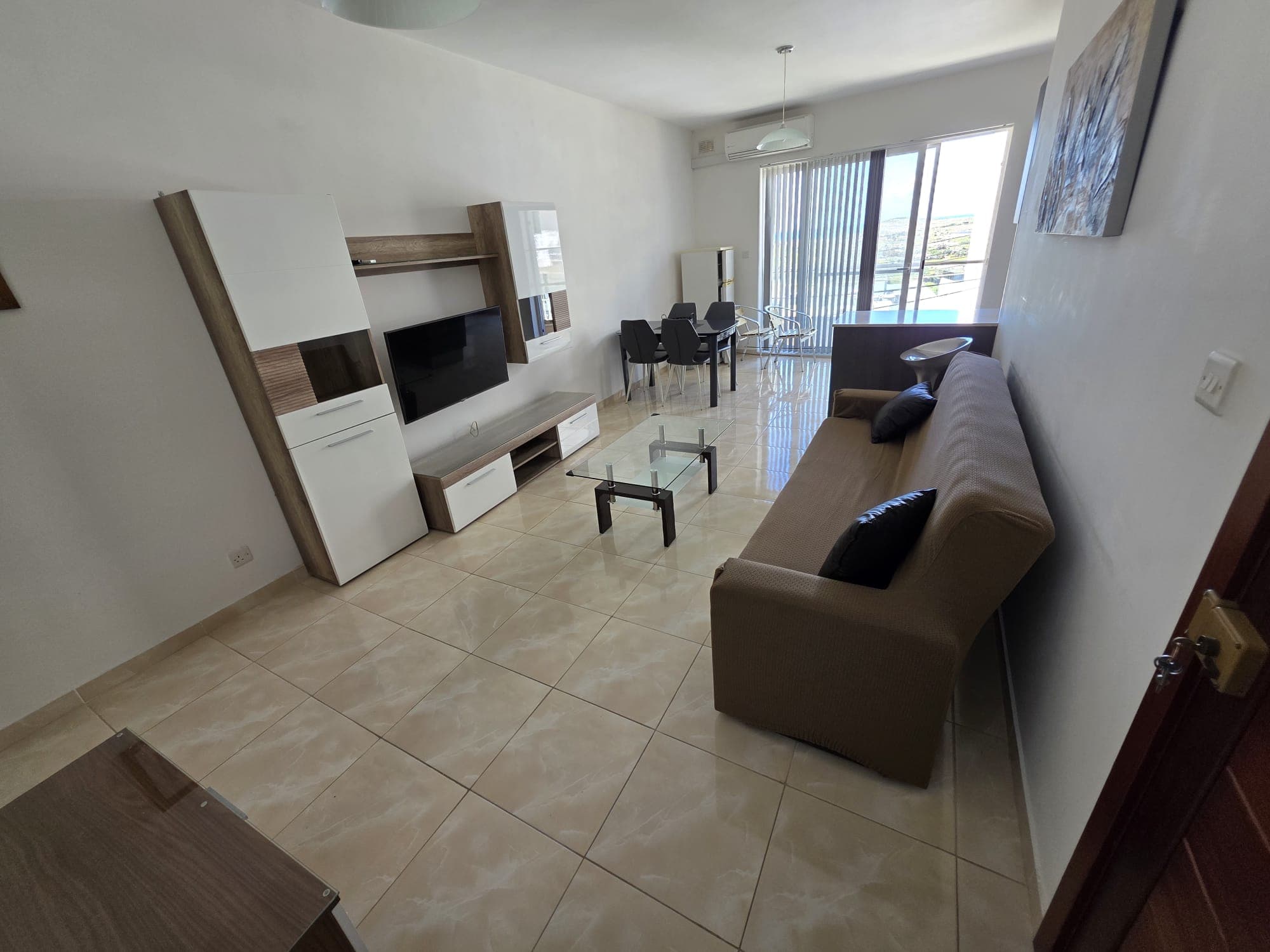 2 bedrooms / 2 bathrooms